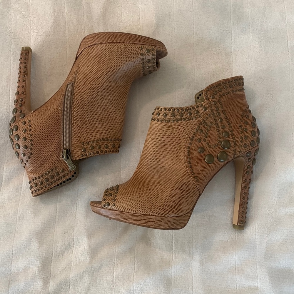 BCBG HIGH HEELS